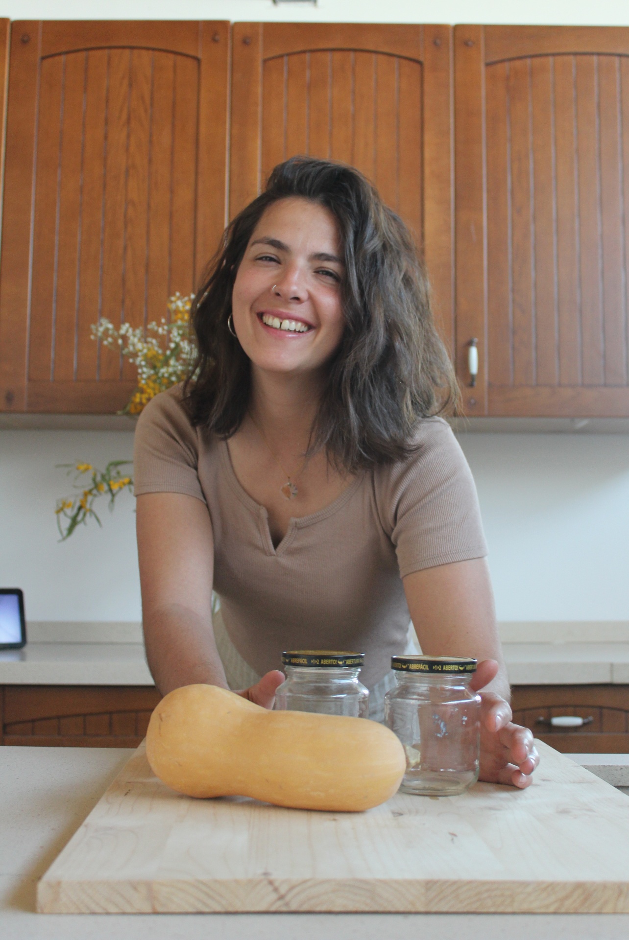 Paula Espinosa, fundadora de La Raíz Eventos, en la cocina preparando conservas